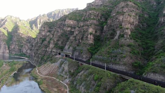 河北省张家界野三坡岩壁上的火车