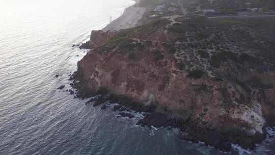 沙滩上的波浪和岸上的天线