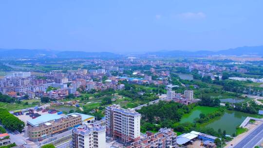 高空俯拍广州花都城市建筑与公路交通车流