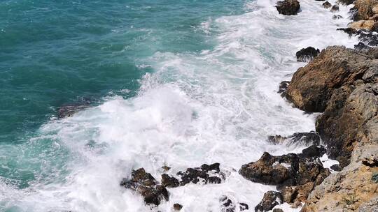 海浪拍打着岩石