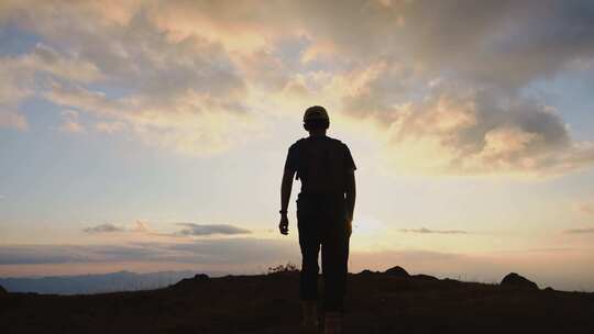 背包客徒步登山爬山独行者