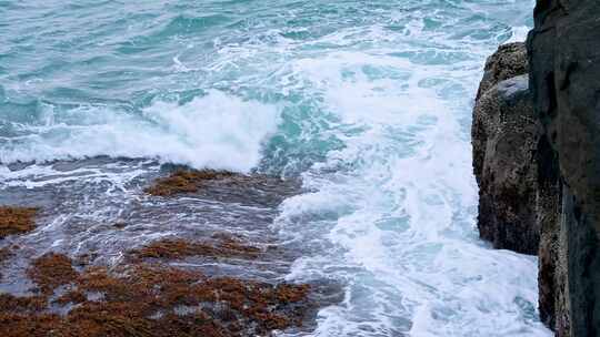 海南早晨海岛日出大海海浪拍打礁石