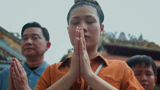 亚洲家庭在神圣的地方冥想和祈祷