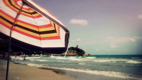 遮阳伞下涌上沙滩的海水
