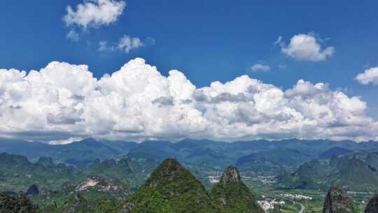 蓝天白云下的桂林山水