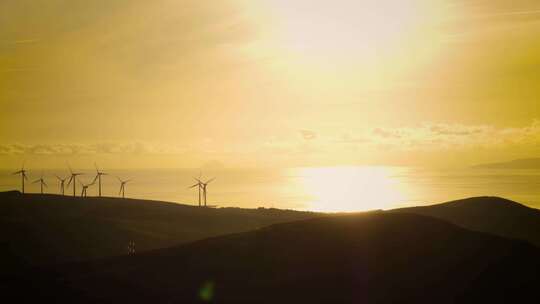 航拍绿色农场大海风车牧场风力发电机日落