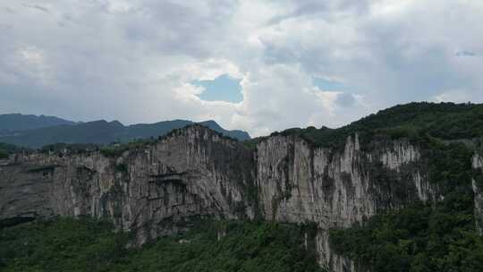 壮丽悬崖与山峦风景