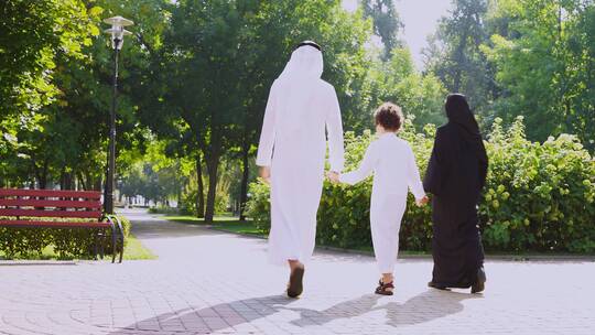 阿拉伯家庭在公园散步