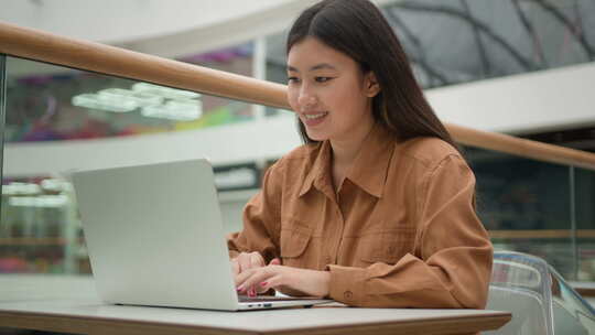 女学生微笑着打电脑