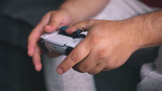 手里拿着操纵杆的人玩电子游戏视频素材模板下载