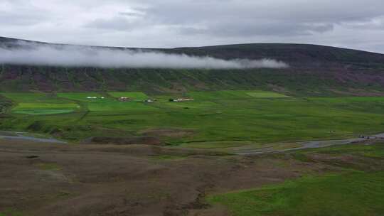 冰岛。山、田野和河流的鸟瞰图。冰岛白天的风景