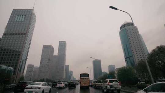 下雨天的北京商务中心