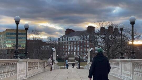 实拍世界名校哈佛大学校园外查尔斯河桥