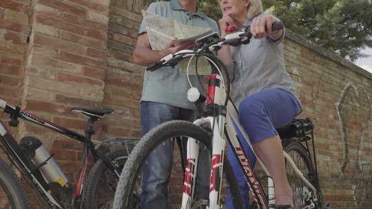 老年夫妇计划自行车旅行视频素材模板下载