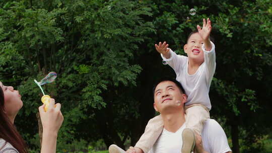 一家三口开心在户外公园玩耍温馨幸福视频素材模板下载