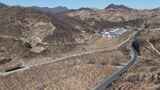 山间蜿蜒公路俯瞰景观高清在线视频素材下载