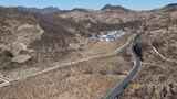 山间蜿蜒公路俯瞰景观高清在线视频素材下载