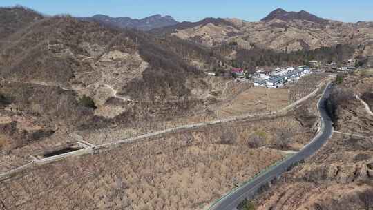 山间蜿蜒公路俯瞰景观
