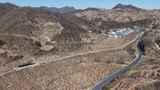 山间蜿蜒公路俯瞰景观高清在线视频素材下载