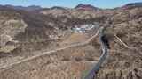 山间蜿蜒公路俯瞰景观高清在线视频素材下载
