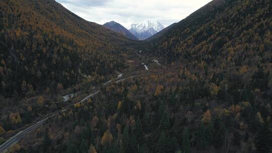 航拍新都桥地区秋季风景