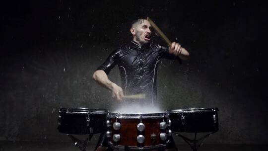 雨中的疯狂鼓手视频素材模板下载