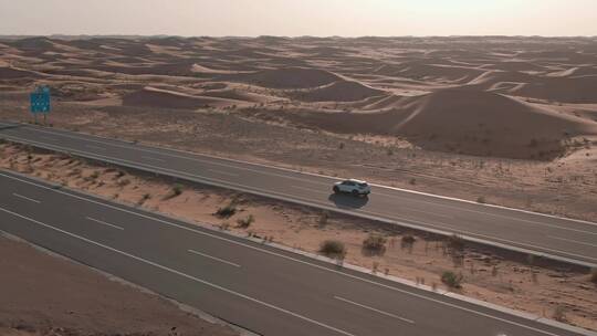 汽车在沙漠中行驶视频素材模板下载