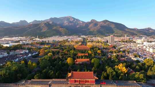 深秋泰安，岱庙色彩斑驳