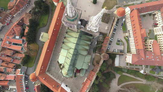 萨格勒布市中心和大教堂的鸟瞰图。白天从上面拍摄。视频素材模板下载