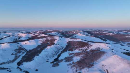 极寒的低山丘陵雪原灿烂夕阳