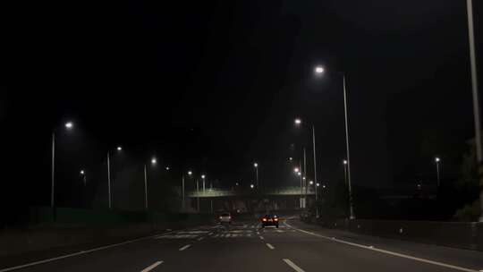 夜晚开车行驶在广东高速公路夜间城市道路