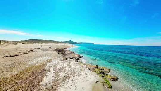 FPV无人机航拍海浪冲击沙滩蓝天白云撒丁岛