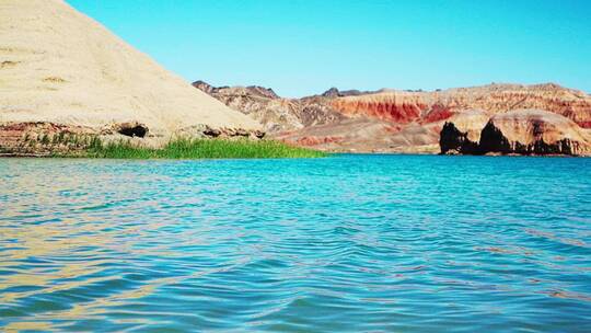 荒漠中翠绿的湖泊