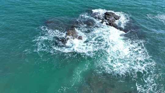 航拍大梅沙波浪冲击岩石的浪花
