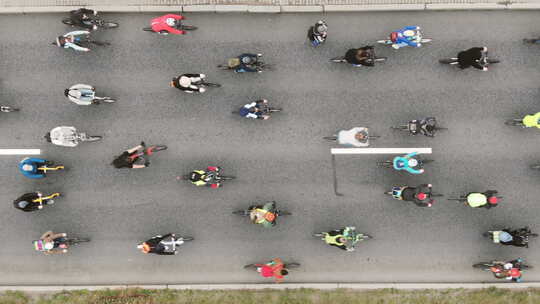 骑自行车的人在沥青路上参加比赛和骑行视频素材模板下载