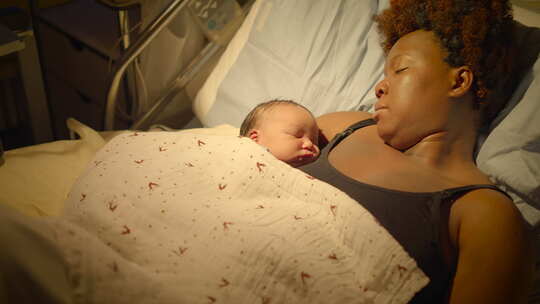 卷发黑人妇女带着婴儿在产房休息视频素材模板下载