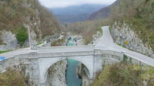 在索卡河上的桥下飞行。斯洛文尼亚