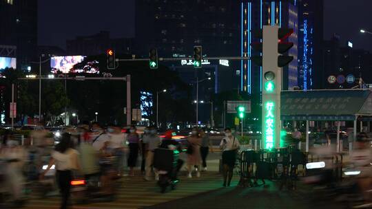 夜晚城市道路上行色匆匆的路人