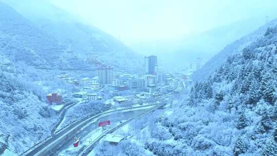 雪后小镇全景，银装素裹美如仙境