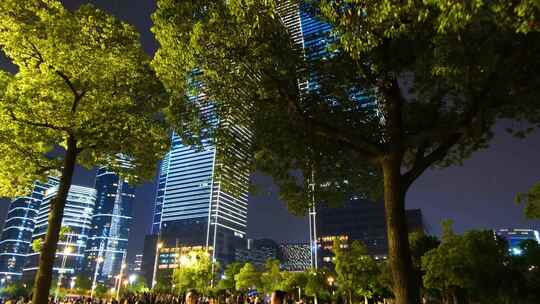 江苏苏州金鸡湖景区东方之门夜晚夜景人流唯