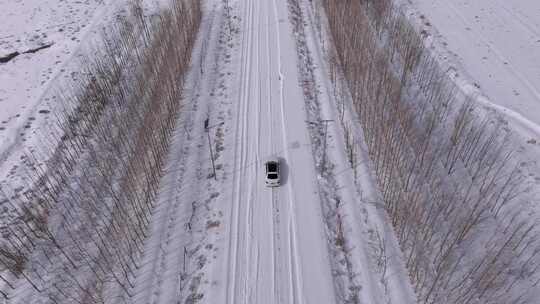 汽车行驶在冰天雪地航拍雪景公路