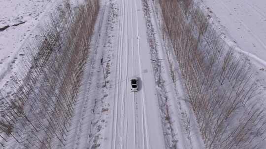 汽车行驶在冰天雪地航拍雪景公路