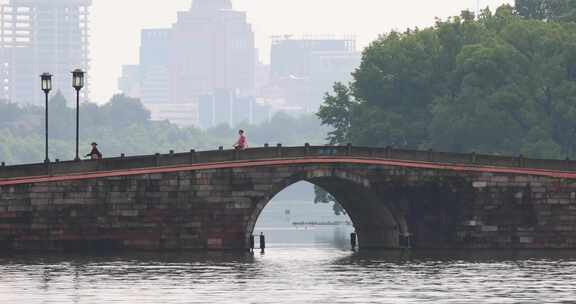 杭州西湖夏天西冷桥风光