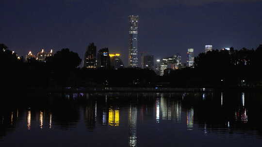 夜晚中国北京CBD湖面倒影
