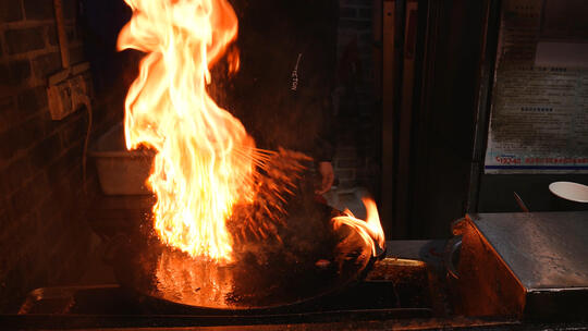 慢镜头升格拍摄美食铁板火焰牛肉4k素材