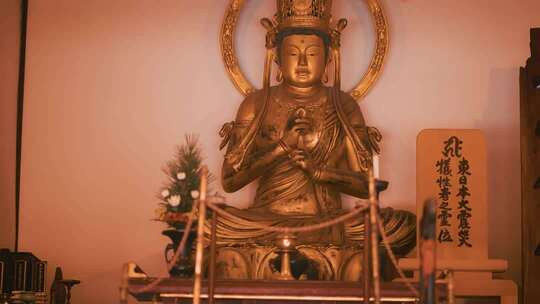室内供奉的佛教观音菩萨像