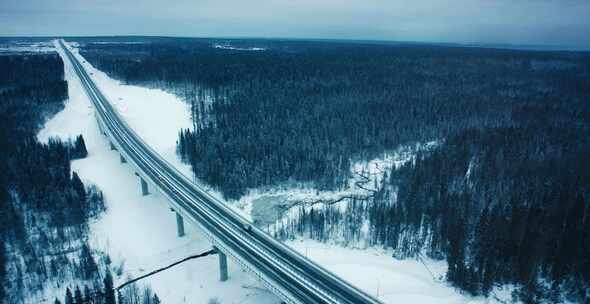 冬季高架桥高速路过汽车