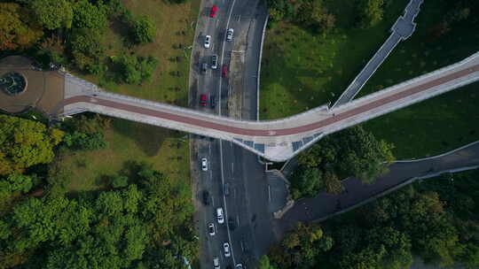 无人机俯视图美丽的基辅行人和自行车克里琴科桥
