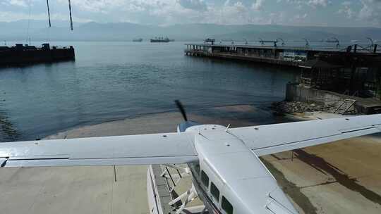 起飞前的水上飞机和海景视频素材模板下载
