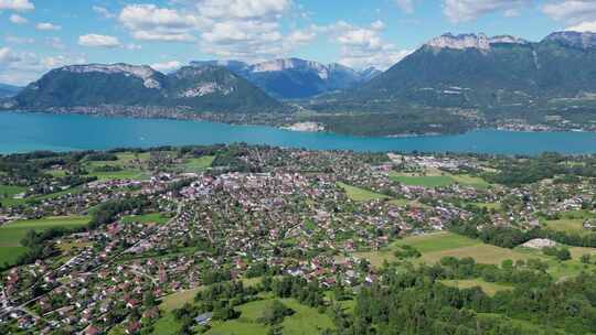 安纳西湖和法国阿尔卑斯山的村庄-空中风景全景背景
